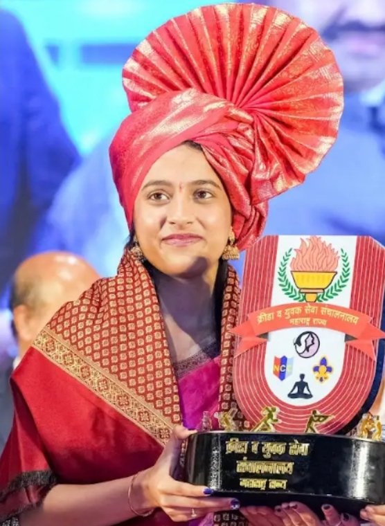 ♟️ Grand Master Divya Deshmukh: India ki Chess Queen jinko Maharashtra government ki aur se 3 crore aur trophy uphar diya gaya.